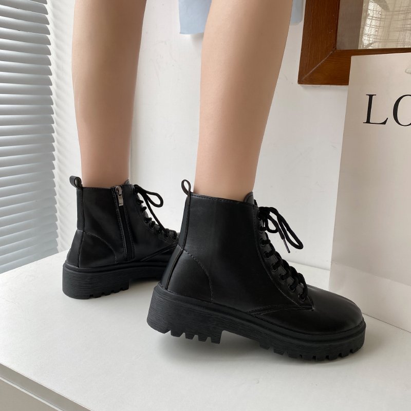 New Black Handsome Boots Women Product information: Pattern: solid color Lining material: imitation leather Color: Black Heel height: flat heel Sock length: low tube Heel shape: chunky heel Size: 35,36,37,38,39,40,41,42,43 Sole material: rubber Popular el