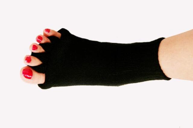 1Pair Massage Five Toe Socks Introducing the 1Pair Massage Five Toe Socks, the perfect socks for those suffering from pain in their toes. Made with a special material that is designed to envelope your toes and feet in total comfort, these socks will provi