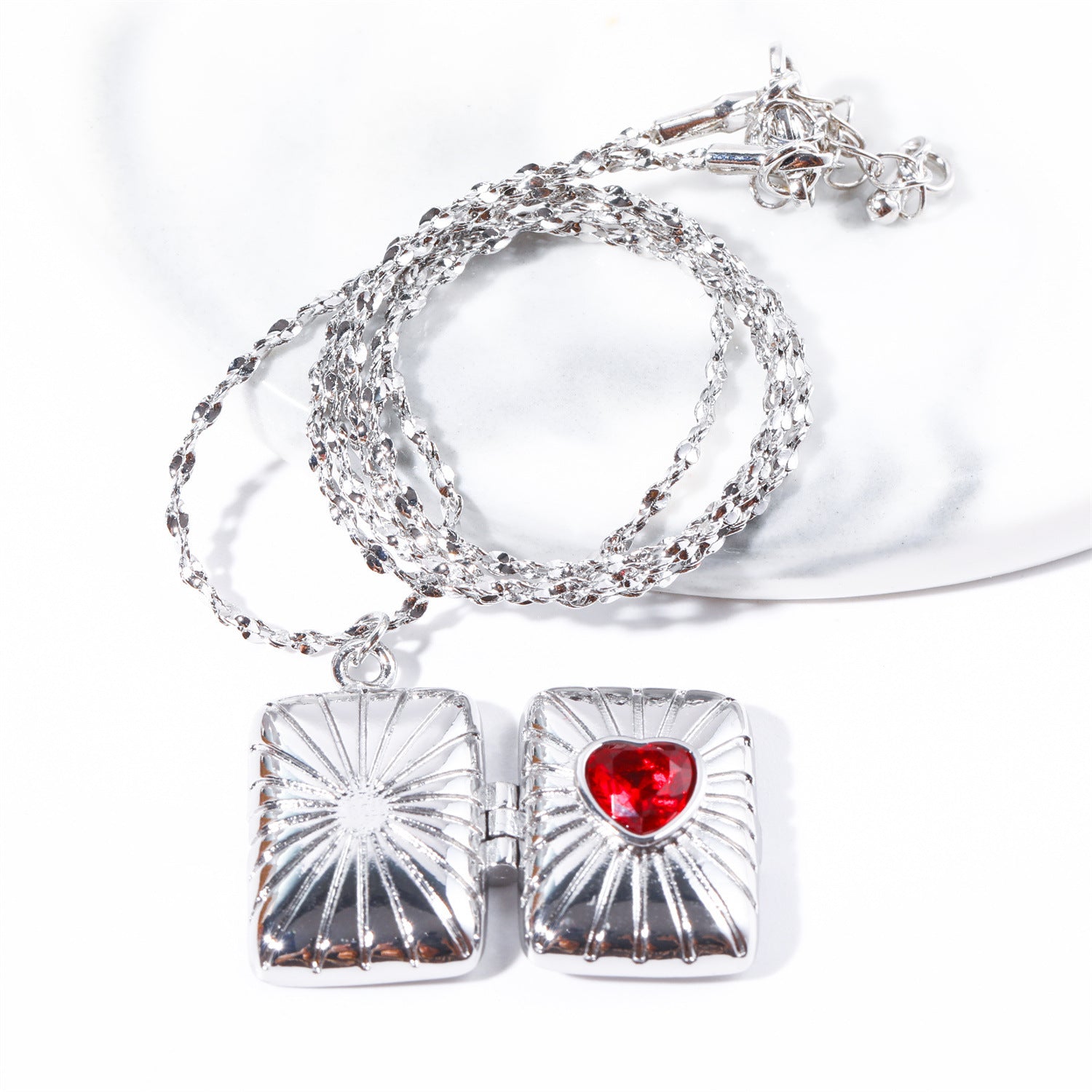 Retro Opening And Closing Love Zircon Album Box Necklace Ins Personalized Necklace Clavicle Chain Jewelry For Women Valentine's Day Product information: Material: Copper + Zirconia Size: 45+5cm Pendant: 14.7*20mm Plating: 14k gold Packing list: Necklace*1