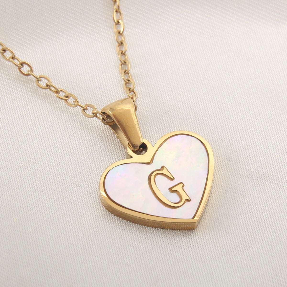 26 Letter Heart-shaped Necklace White Shell Love Clavicle Chain Fashion Personalized Necklace For Women Jewelry Valentine's Day Overview: Unique design, stylish and beautiful. Good material, comfortable wear. A variety of colors, any choice. Product infor