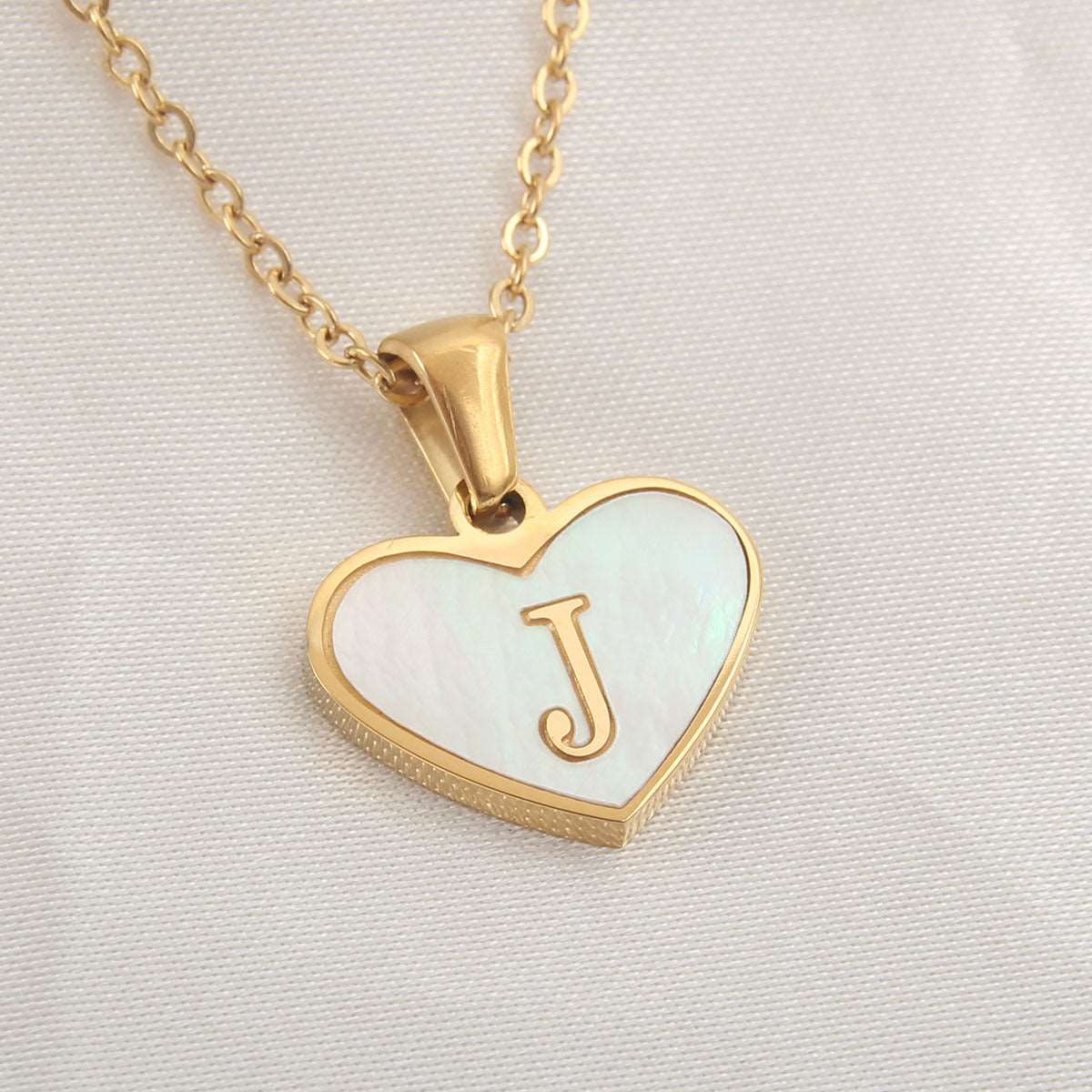 26 Letter Heart-shaped Necklace White Shell Love Clavicle Chain Fashion Personalized Necklace For Women Jewelry Valentine's Day Overview: Unique design, stylish and beautiful. Good material, comfortable wear. A variety of colors, any choice. Product infor