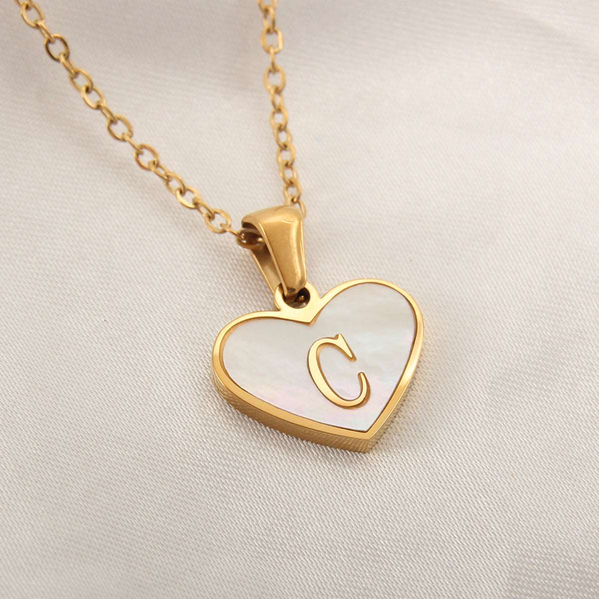 26 Letter Heart-shaped Necklace White Shell Love Clavicle Chain Fashion Personalized Necklace For Women Jewelry Valentine's Day Overview: Unique design, stylish and beautiful. Good material, comfortable wear. A variety of colors, any choice. Product infor