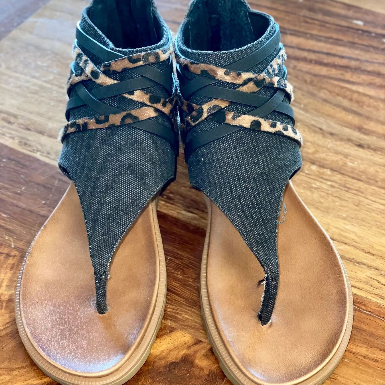 Large Size Sandals Women's Back Zipper Lightweight Flat Strap Cross Toe Product information: Lining material: Cotton Color: black, gray, khaki Upper height: low top Processing Method: patent leather Size: 35, 36, 37, 38, 39, 40, 41, 42, 43 Sole craft: vis