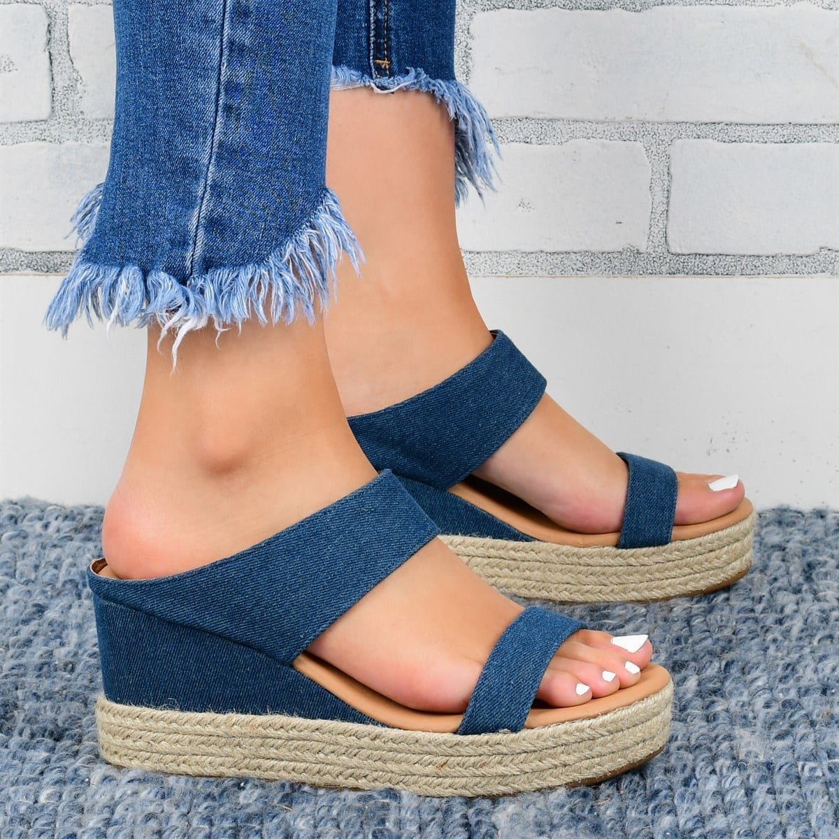 Wedge Heel Slippers Casual Sandals Hemp High Wedge Heel Shoes Product information: Product Category: Casual Sandals Applicable age: adult Upper Material: Artificial PU Sole Material: Rubber Style: leisure Toe shape: round toe Heel height: middle heel (3-5