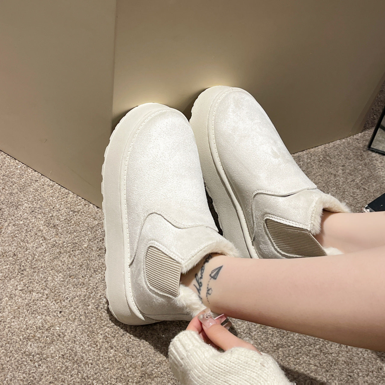 Women's Plush Boots Winter Warm Fleece Thick Flats Snow Boots Fashion Shoes Product information: Pattern: solid color Lining material: Short Plush Color: Milky White, black, khaki Upper height: tall crown Processing Method: sticky leather Heel height: low