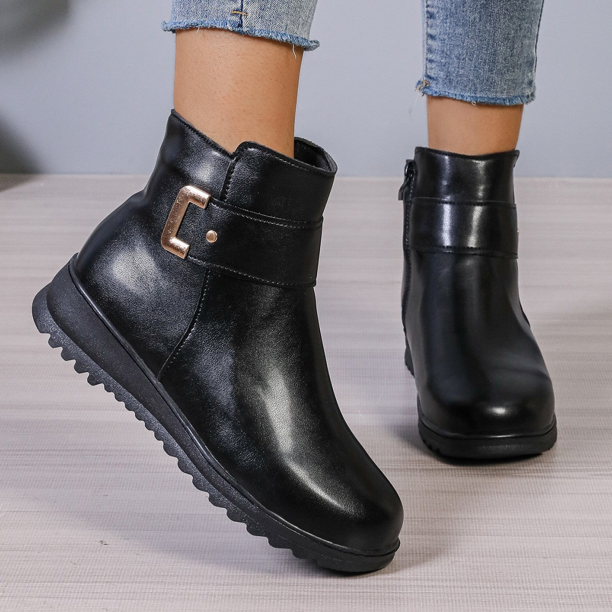 Winter Fleece Boots With Side Zipper Design Fashion Simple Non-slip Ankle Boots For Women Warm Pu Leather Shoes Product information: Features: anti-slip, warm, and others. Use: keep warm Upper material: satin Sole material: upper Toe shape: round head Ins