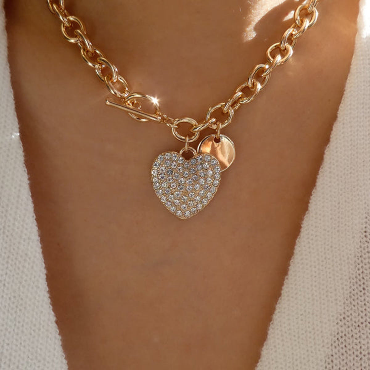Women's Round Heart Shape With Diamond Necklace Product information: Treatment Process: Electroplating Color: gold, white K Applicable population: Female Pendant material: Alloy Style: Love necklace Chain style: clavicle chain Material: ferroalloy Rhinest