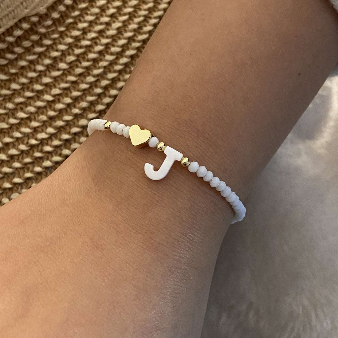 26 Letters White Shell Beaded Bracelet Women Metal Love Design Bracelet Jewelry Product information: Material:Shell Processing: Handmade Style: Women's Packing list: Bracelet*1 Product Image: 26 Letters White Shell Beaded Bracelet Women Metal Love Design