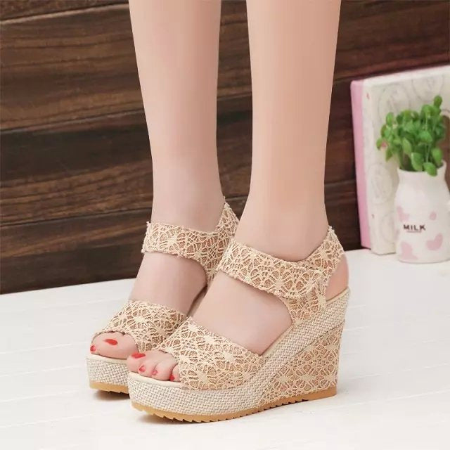 Flat bottom high heel sandals Style: summer sandals Toe cap: fish mouth toe Upper: high quality leather Neri: Pig-like lining Sole: wear-resistant non-slip sole With height: 10 cm Waterproof table: 3 cm US EUR UK AUS JPN KOR 5 35 2,5 3.5 21 228 5.5 35.5 3