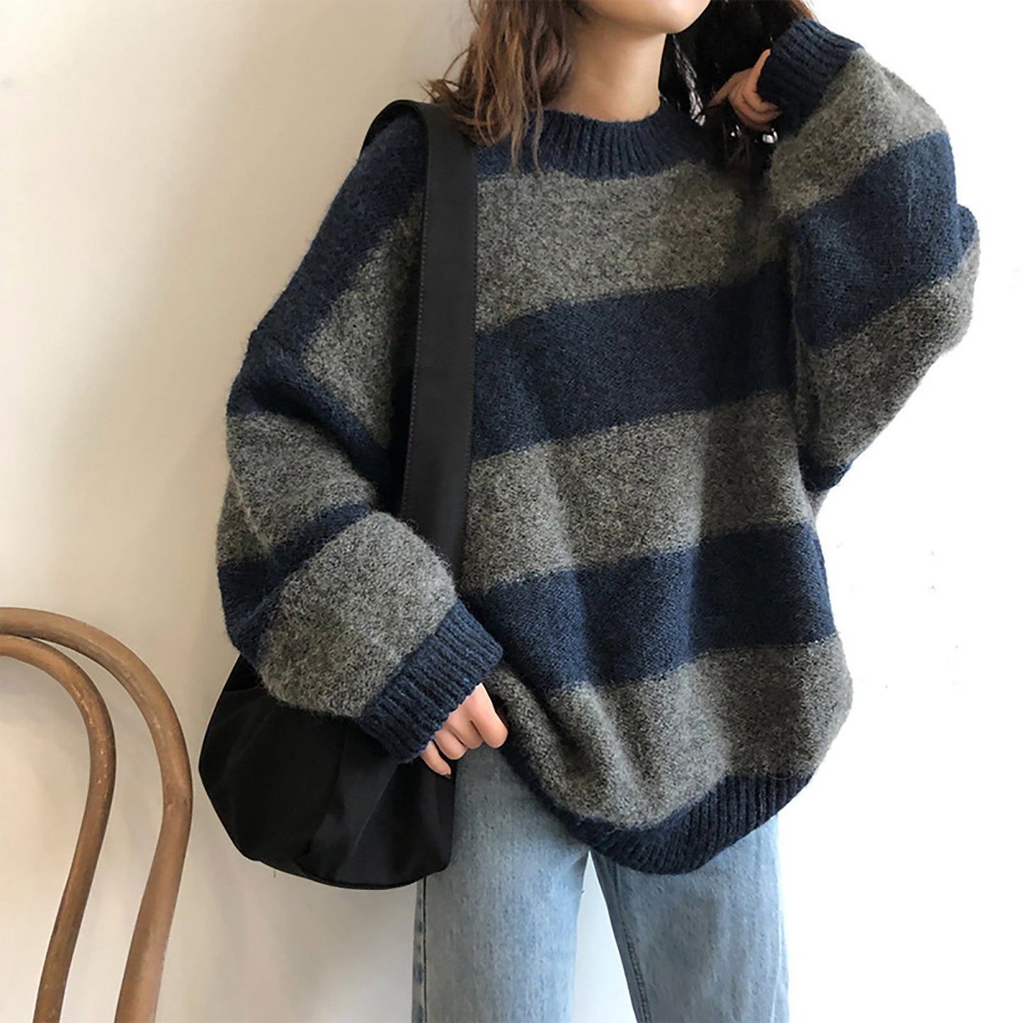 Niche Retro Lazy Style Pullover Outer Wear Product information: Color: gray, red Size: 0113 free size [45.00 kg-65.00 kg]] Version: Loose Combination form: Single piece Popular elements: contrast color Style: pullover Thickness: medium Fabric name: Cashme