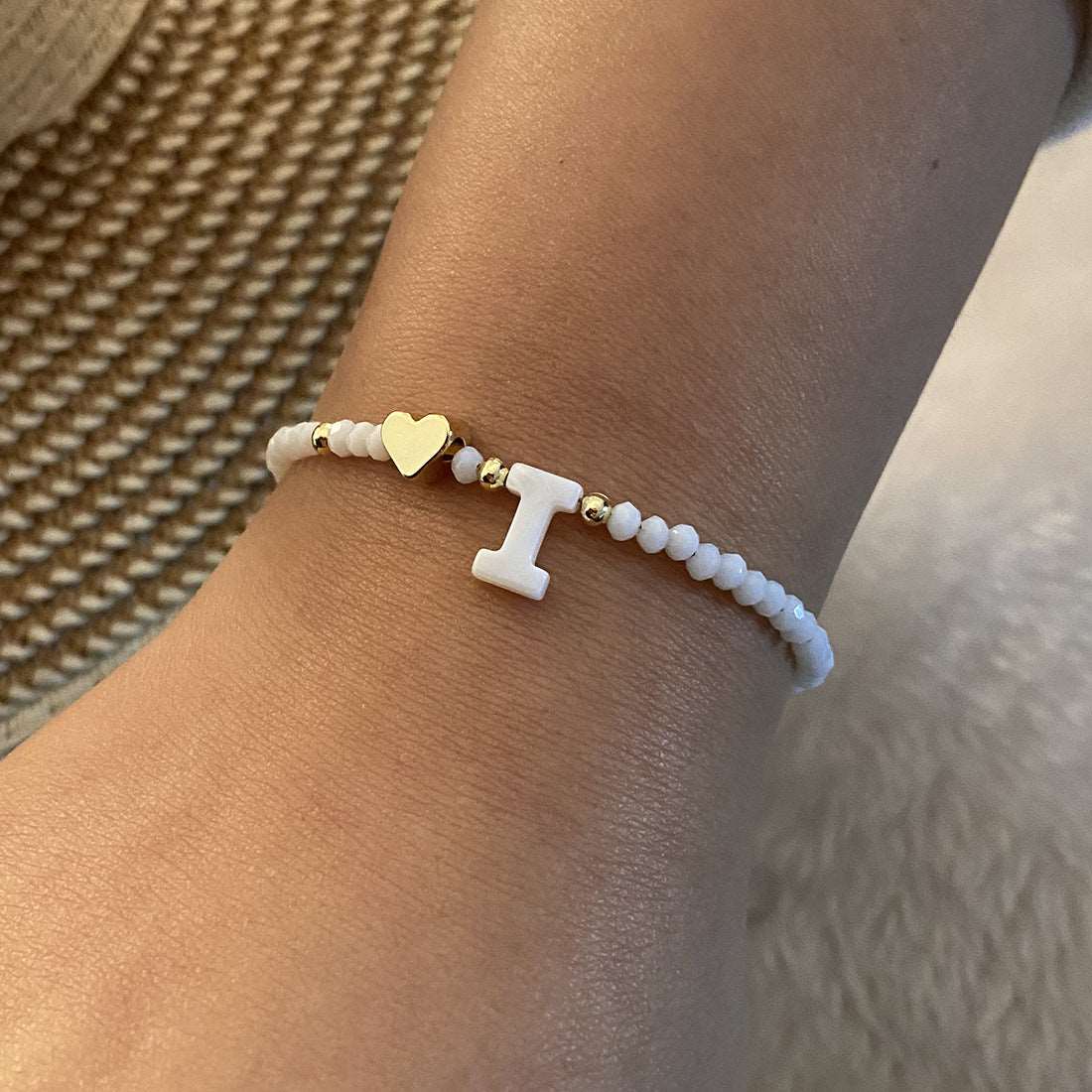 26 Letters White Shell Beaded Bracelet Women Metal Love Design Bracelet Jewelry Product information: Material:Shell Processing: Handmade Style: Women's Packing list: Bracelet*1 Product Image: 26 Letters White Shell Beaded Bracelet Women Metal Love Design