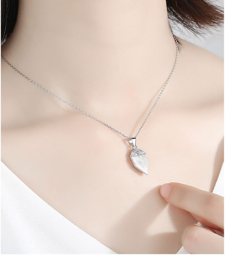 Creative Magnet Necklace Love Heart Broken Men And Women Product information: Style: Creative Material: Copper Type: Necklace Style: Couple style Modeling: Wishing Stone Packaging: Individually packed Chain style: cross chain Whether multi-layer: No Wheth