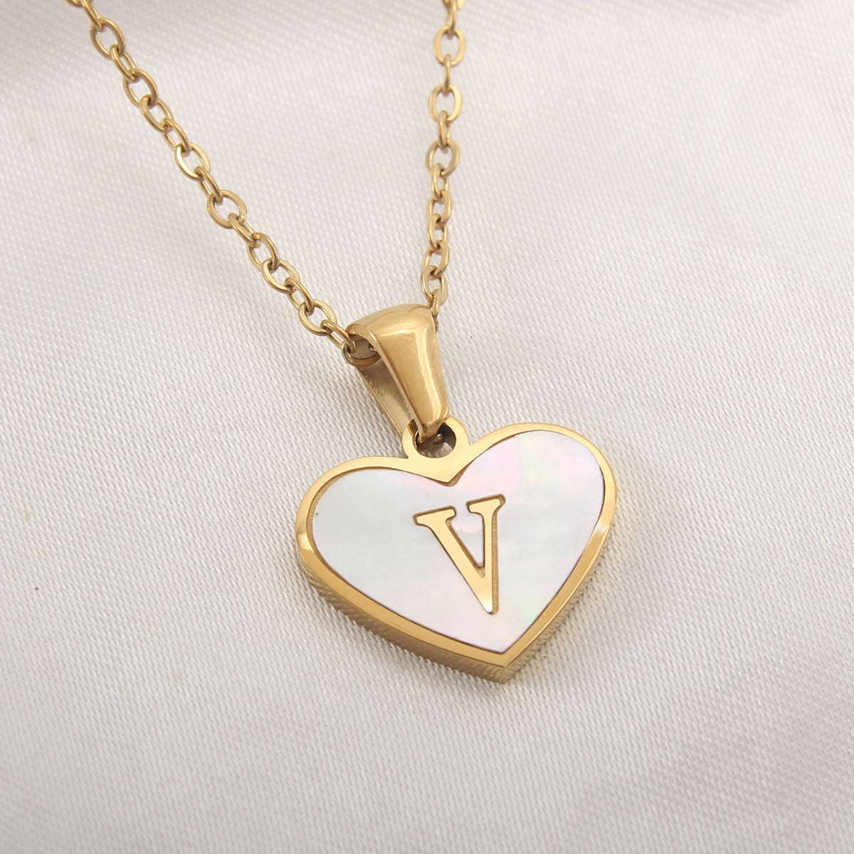 26 Letter Heart-shaped Necklace White Shell Love Clavicle Chain Fashion Personalized Necklace For Women Jewelry Valentine's Day Overview: Unique design, stylish and beautiful. Good material, comfortable wear. A variety of colors, any choice. Product infor