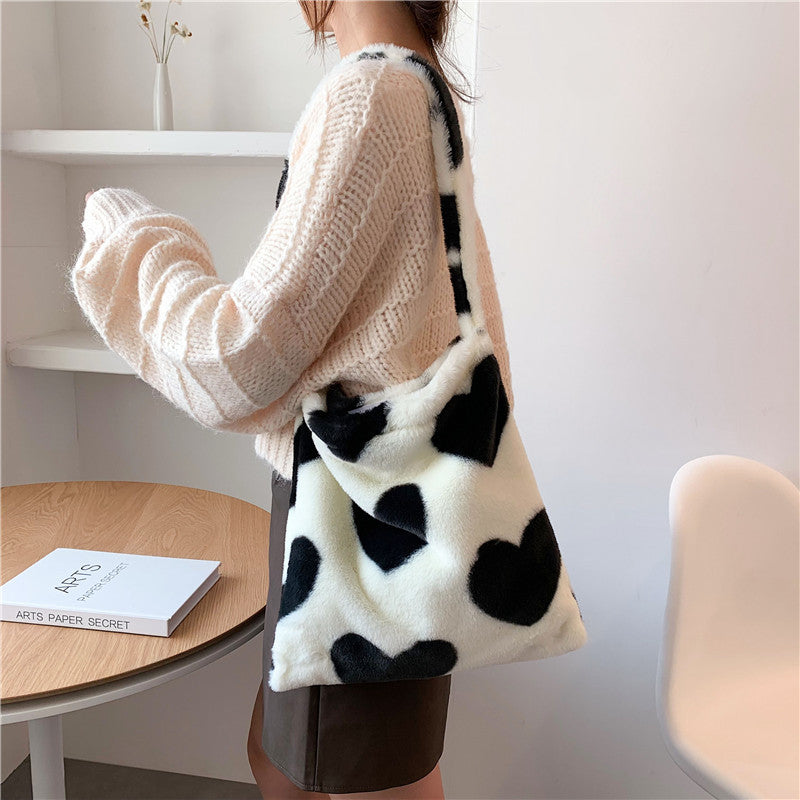Love Heart Shoulder Bags Winter Plush Shopping Bags For Women Product information: Material: plush Luggage trend style: bucket bag Bag size: large Fashion element: plush Lining texture: no lining Bag shape: vertical square Cover opening mode: adhesive clo