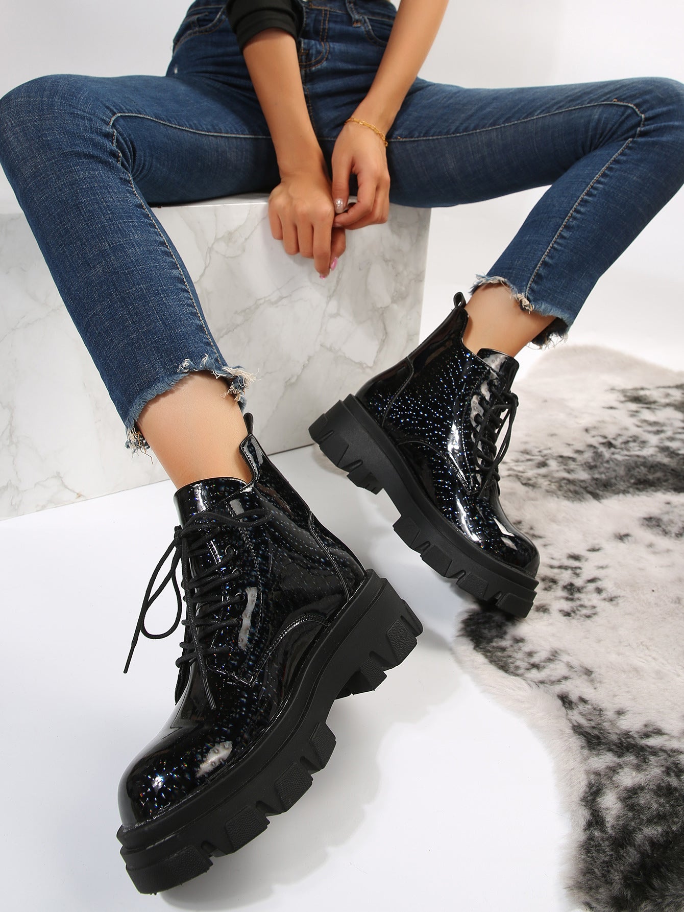 High-rise Glossy Low-top Women's Boots Product information: Color: Black Shoe Upper material: artificial pu Socks length: low tube Size: 35, 36, 37, 38, 39, 40, 41, 42, 43 Applicable Gender: Female Size: Packing list: A pair of boots Product Image: High-r