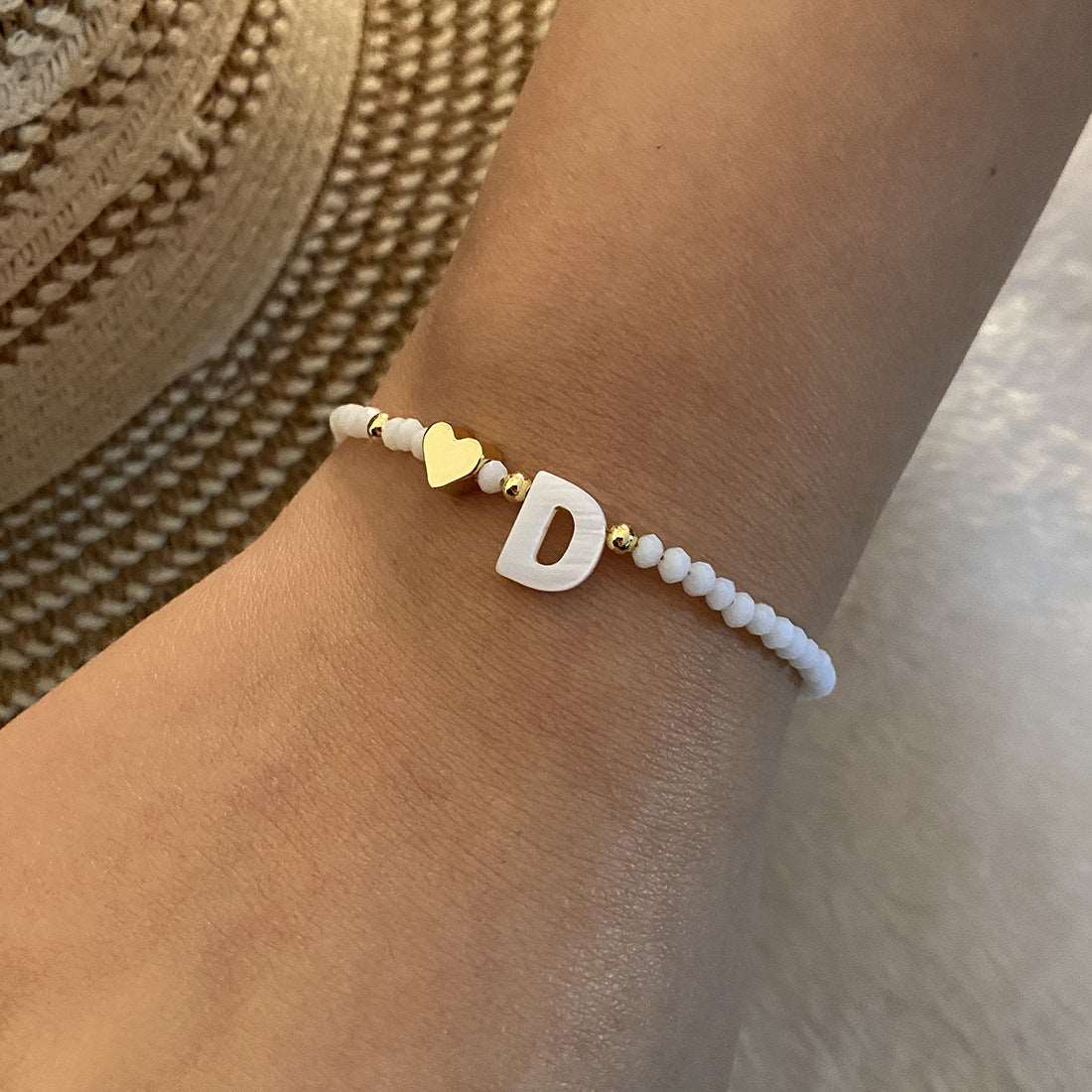 26 Letters White Shell Beaded Bracelet Women Metal Love Design Bracelet Jewelry Product information: Material:Shell Processing: Handmade Style: Women's Packing list: Bracelet*1 Product Image: 26 Letters White Shell Beaded Bracelet Women Metal Love Design