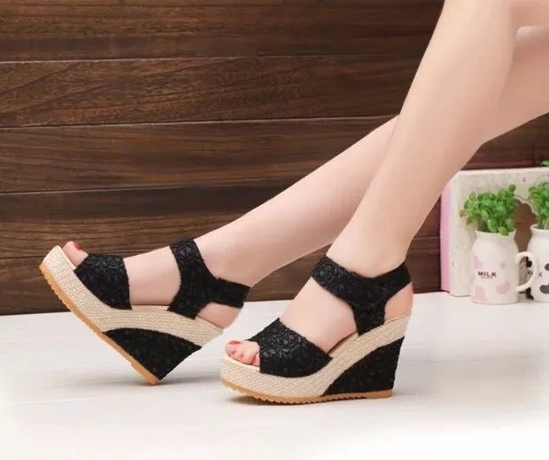 Flat bottom high heel sandals Style: summer sandals Toe cap: fish mouth toe Upper: high quality leather Neri: Pig-like lining Sole: wear-resistant non-slip sole With height: 10 cm Waterproof table: 3 cm US EUR UK AUS JPN KOR 5 35 2,5 3.5 21 228 5.5 35.5 3