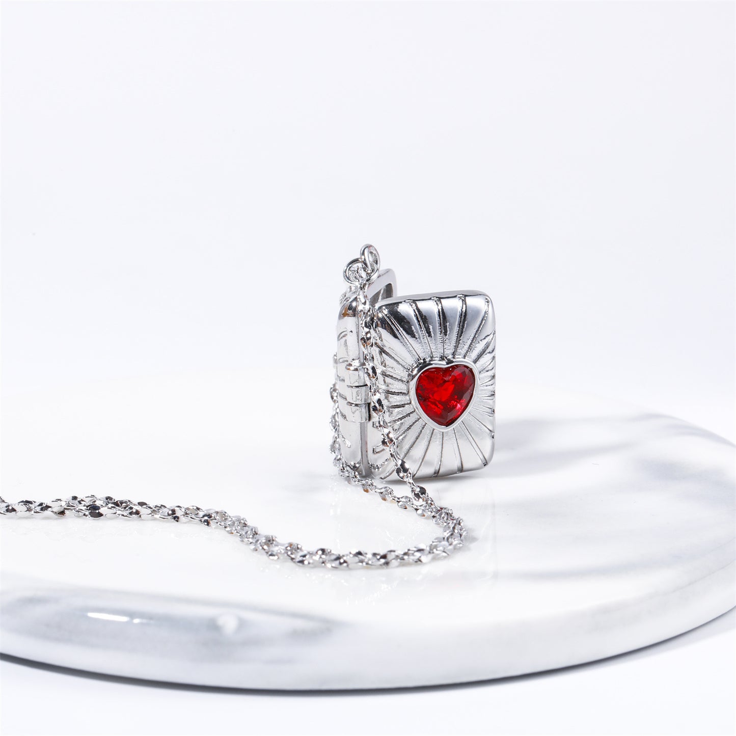 Retro Opening And Closing Love Zircon Album Box Necklace Ins Personalized Necklace Clavicle Chain Jewelry For Women Valentine's Day Product information: Material: Copper + Zirconia Size: 45+5cm Pendant: 14.7*20mm Plating: 14k gold Packing list: Necklace*1