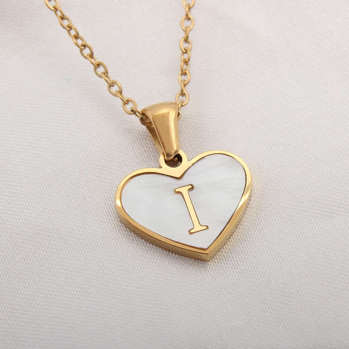 26 Letter Heart-shaped Necklace White Shell Love Clavicle Chain Fashion Personalized Necklace For Women Jewelry Valentine's Day Overview: Unique design, stylish and beautiful. Good material, comfortable wear. A variety of colors, any choice. Product infor