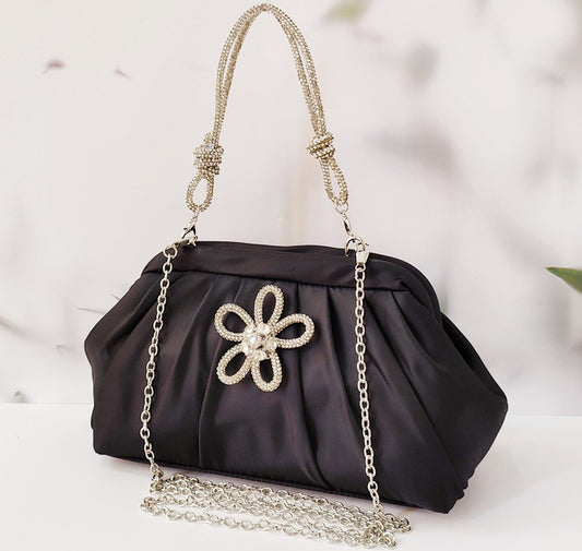 Women's Large-capacity Dinner Bag Shoulder Messenger Bag Product information: Lining texture: Polyester Applicable scenarios: Daily matching Color: Black, Rose red, lavender purple Hardness: soft Material: Polyester Suitcase shape: shell shape Bag interna