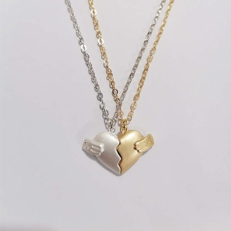 Creative Magnet Love Necklace 2pcs Heart-broken Shape Necklace Men And Women Personalized Jewelry For Valentine's Day Product information: Material:Alloy Processing: Electroplating Chain Style:Cross Chain Pendant Material: Alloy Packing list: Necklace*2PC