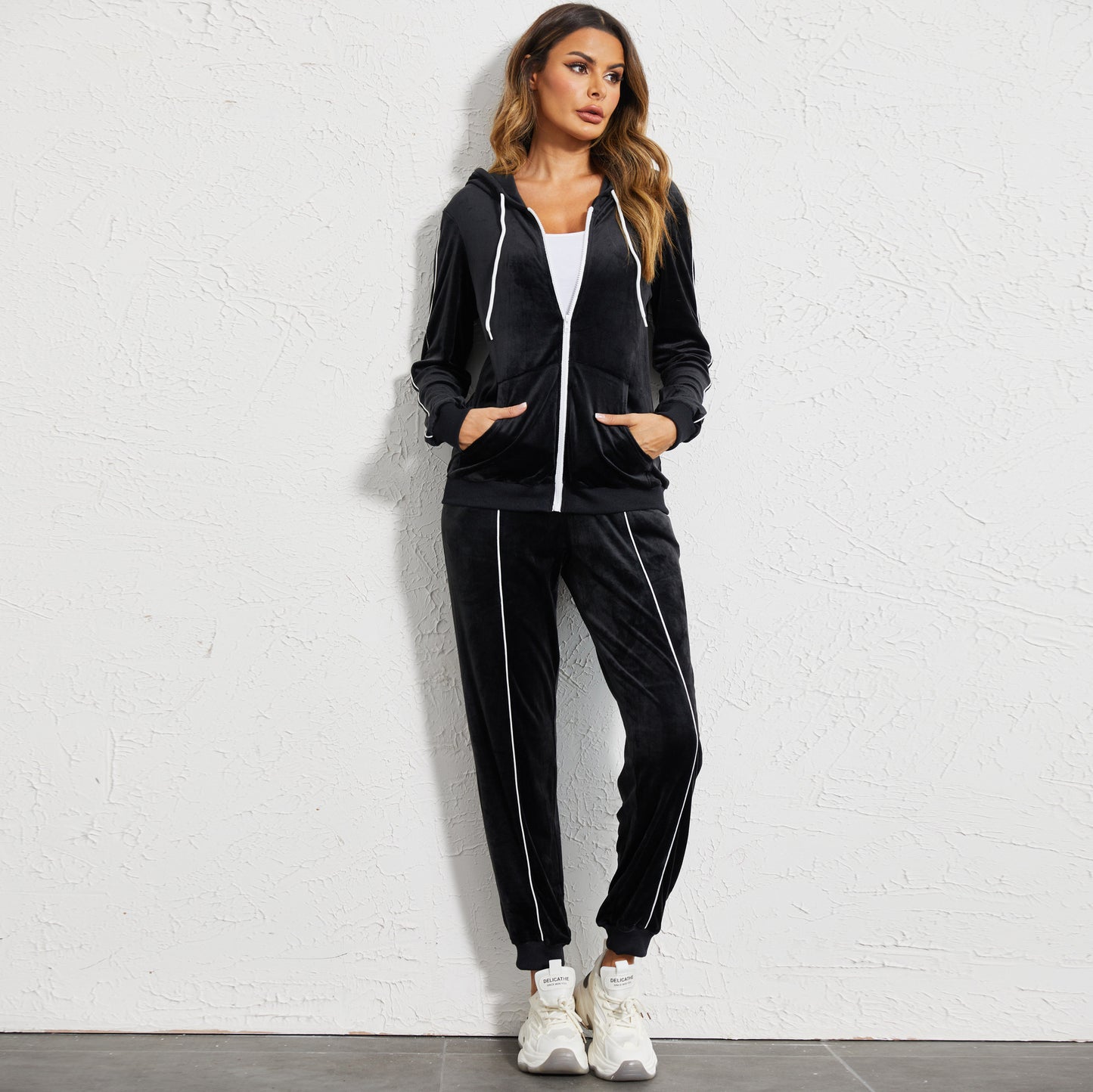 Women's Long-sleeved Trousers Two-piece Suit Sweater Hooded Jacket Sports And Leisure Suit Product information: Pattern: solid color Fabric name: 180g silver fox Velvet Color: black, pink Sleeve type: regular sleeve Main fabric composition: Polyester (pol