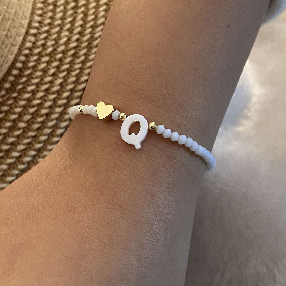 26 Letters White Shell Beaded Bracelet Women Metal Love Design Bracelet Jewelry Product information: Material:Shell Processing: Handmade Style: Women's Packing list: Bracelet*1 Product Image: 26 Letters White Shell Beaded Bracelet Women Metal Love Design
