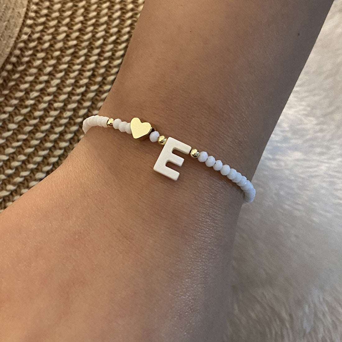 26 Letters White Shell Beaded Bracelet Women Metal Love Design Bracelet Jewelry Product information: Material:Shell Processing: Handmade Style: Women's Packing list: Bracelet*1 Product Image: 26 Letters White Shell Beaded Bracelet Women Metal Love Design