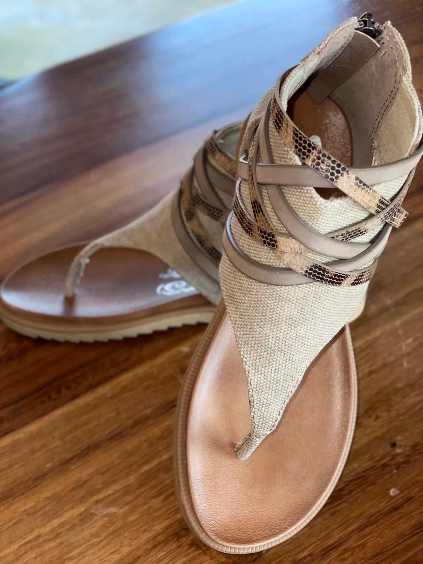 Large Size Sandals Women's Back Zipper Lightweight Flat Strap Cross Toe Product information: Lining material: Cotton Color: black, gray, khaki Upper height: low top Processing Method: patent leather Size: 35, 36, 37, 38, 39, 40, 41, 42, 43 Sole craft: vis