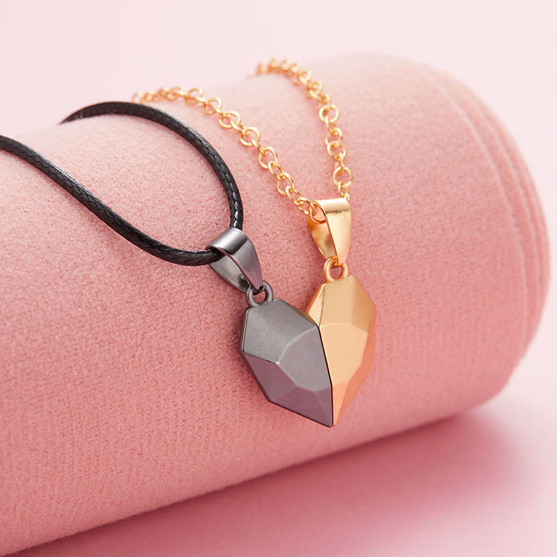Creative Magnet Necklace Love Heart Broken Men And Women Product information: Style: Creative Material: Copper Type: Necklace Style: Couple style Modeling: Wishing Stone Packaging: Individually packed Chain style: cross chain Whether multi-layer: No Wheth