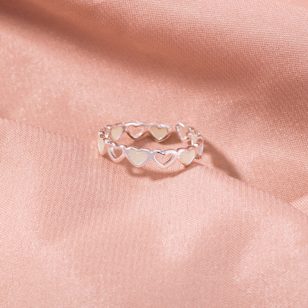 Luminous Heart Ring Glow-in-the-dark Adjustable Love Rings Product information: Style: Europe and America Material: Copper Treatment process: electroplating Details&Type: Product Size: Adjustable Package Size: Packing list: Ring*1 Product Image: Luminous