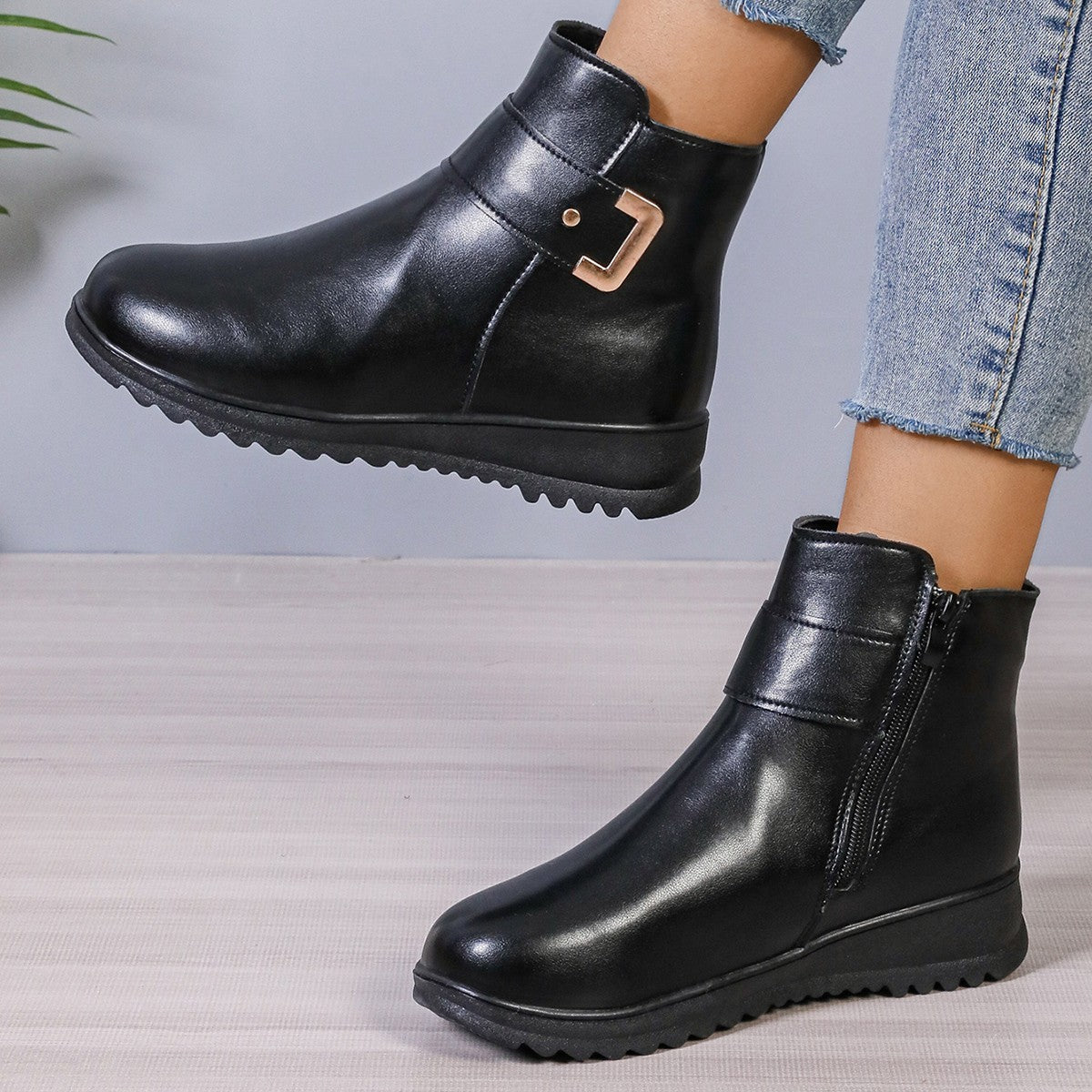 Winter Fleece Boots With Side Zipper Design Fashion Simple Non-slip Ankle Boots For Women Warm Pu Leather Shoes Product information: Features: anti-slip, warm, and others. Use: keep warm Upper material: satin Sole material: upper Toe shape: round head Ins