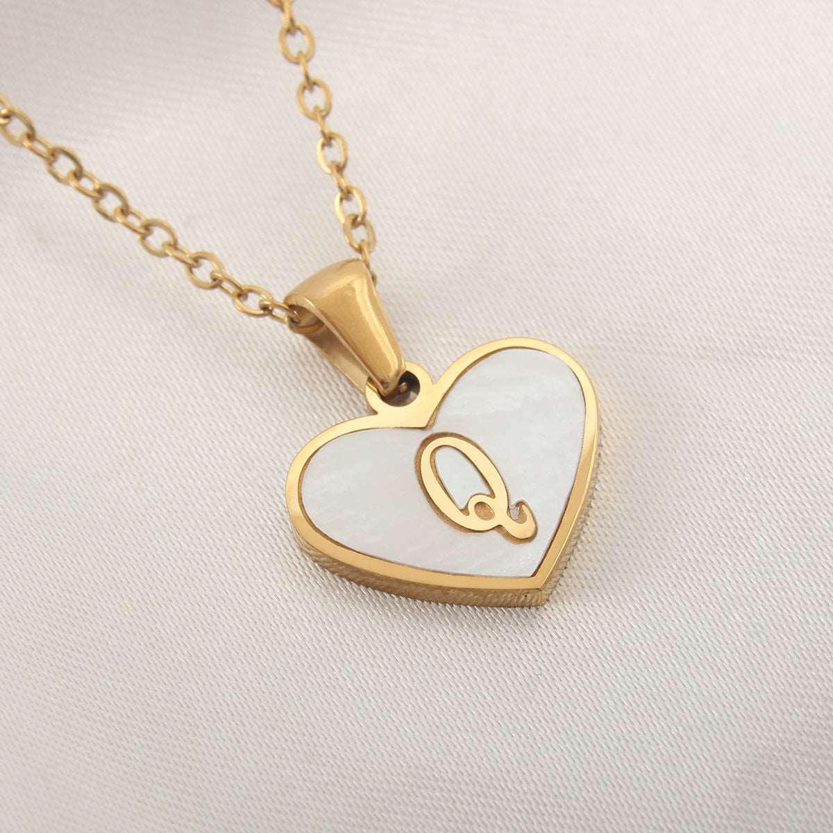 26 Letter Heart-shaped Necklace White Shell Love Clavicle Chain Fashion Personalized Necklace For Women Jewelry Valentine's Day Overview: Unique design, stylish and beautiful. Good material, comfortable wear. A variety of colors, any choice. Product infor