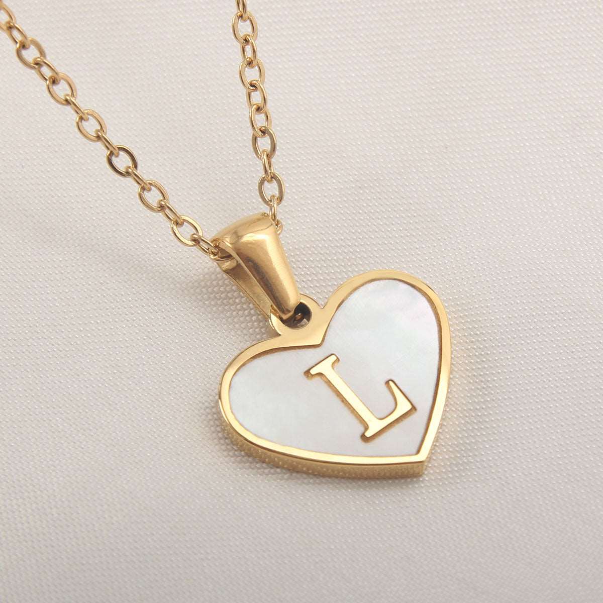 26 Letter Heart-shaped Necklace White Shell Love Clavicle Chain Fashion Personalized Necklace For Women Jewelry Valentine's Day Overview: Unique design, stylish and beautiful. Good material, comfortable wear. A variety of colors, any choice. Product infor