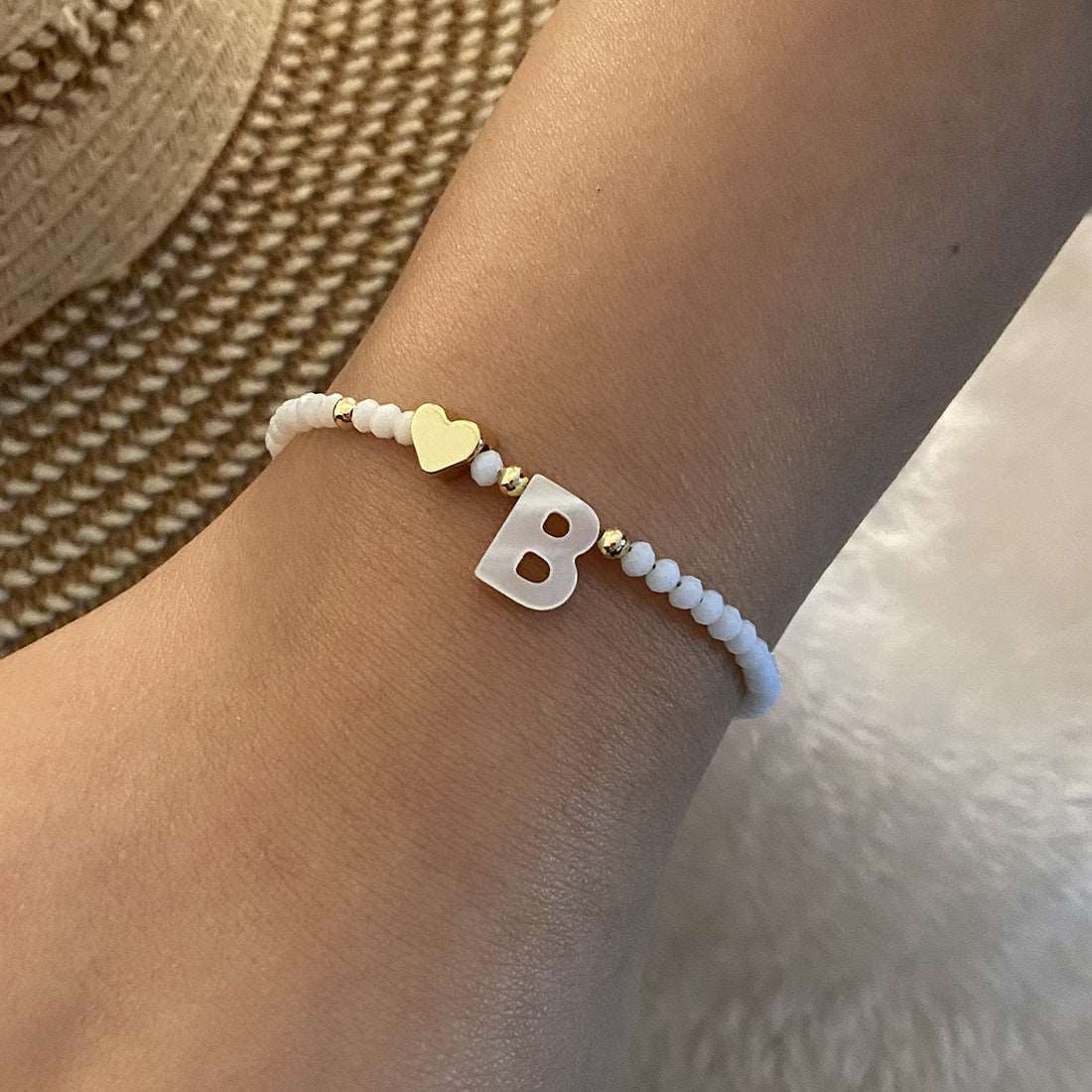 26 Letters White Shell Beaded Bracelet Women Metal Love Design Bracelet Jewelry Product information: Material:Shell Processing: Handmade Style: Women's Packing list: Bracelet*1 Product Image: 26 Letters White Shell Beaded Bracelet Women Metal Love Design