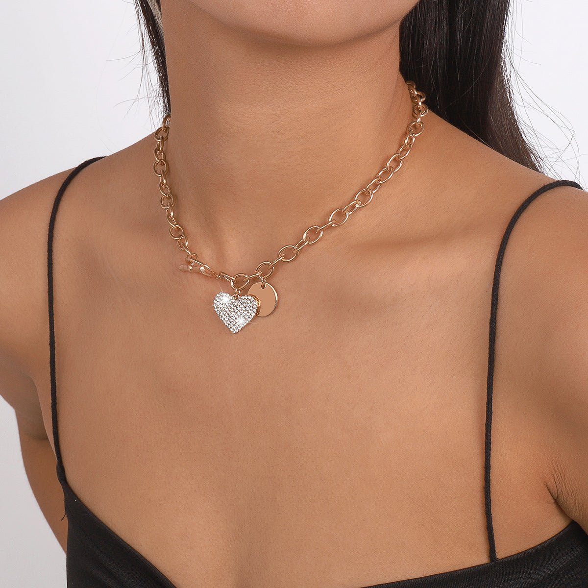 Women's Round Heart Shape With Diamond Necklace Product information: Treatment Process: Electroplating Color: gold, white K Applicable population: Female Pendant material: Alloy Style: Love necklace Chain style: clavicle chain Material: ferroalloy Rhinest