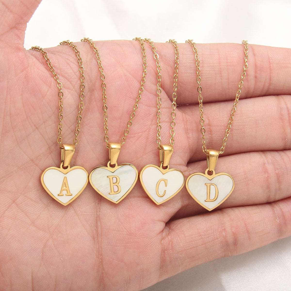 26 Letter Heart-shaped Necklace White Shell Love Clavicle Chain Fashion Personalized Necklace For Women Jewelry Valentine's Day Overview: Unique design, stylish and beautiful. Good material, comfortable wear. A variety of colors, any choice. Product infor