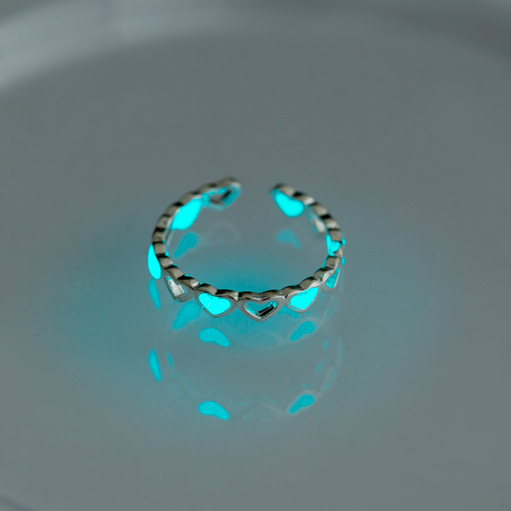 Luminous Heart Ring Glow-in-the-dark Adjustable Love Rings Product information: Style: Europe and America Material: Copper Treatment process: electroplating Details&Type: Product Size: Adjustable Package Size: Packing list: Ring*1 Product Image: Luminous