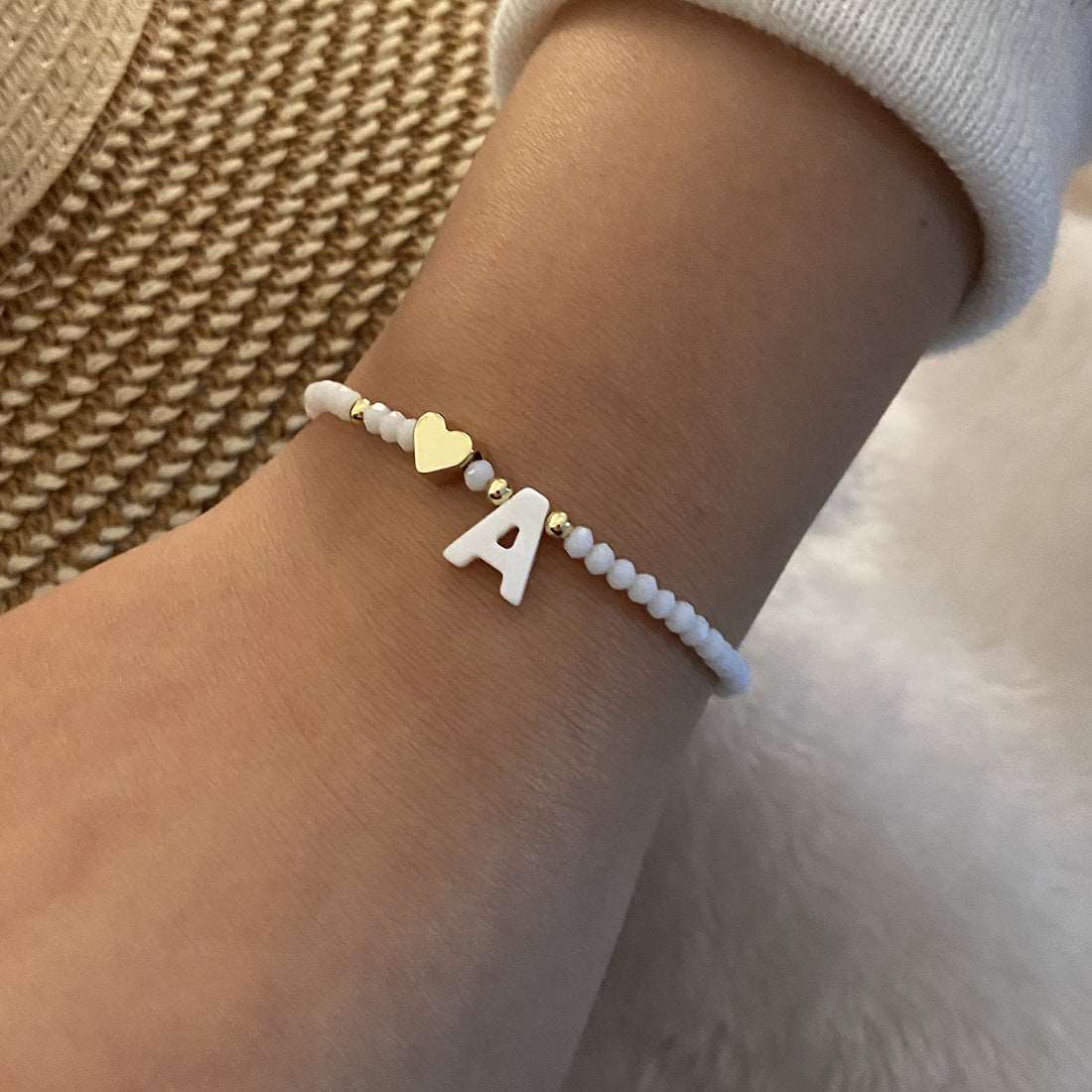 26 Letters White Shell Beaded Bracelet Women Metal Love Design Bracelet Jewelry Product information: Material:Shell Processing: Handmade Style: Women's Packing list: Bracelet*1 Product Image: 26 Letters White Shell Beaded Bracelet Women Metal Love Design