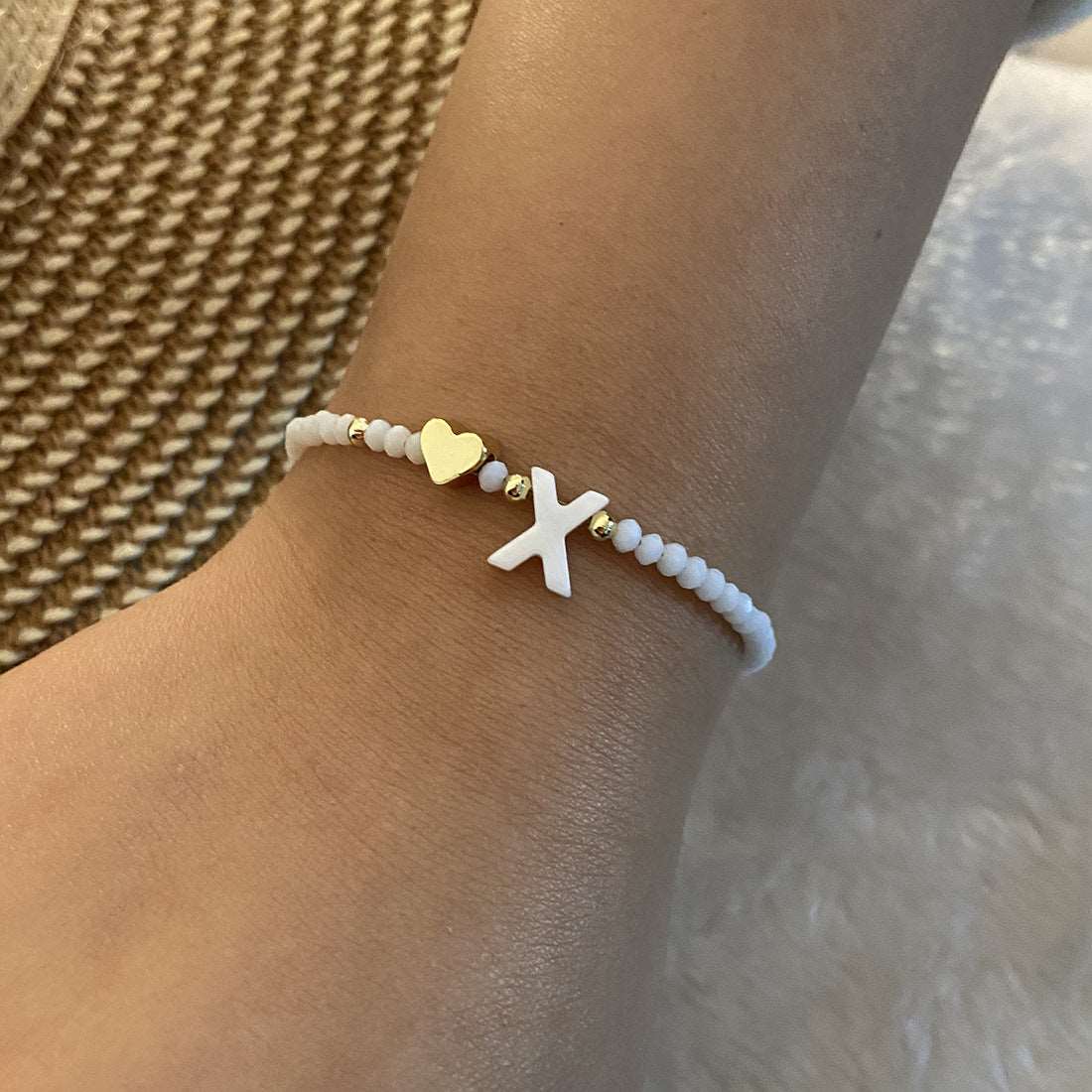 26 Letters White Shell Beaded Bracelet Women Metal Love Design Bracelet Jewelry Product information: Material:Shell Processing: Handmade Style: Women's Packing list: Bracelet*1 Product Image: 26 Letters White Shell Beaded Bracelet Women Metal Love Design