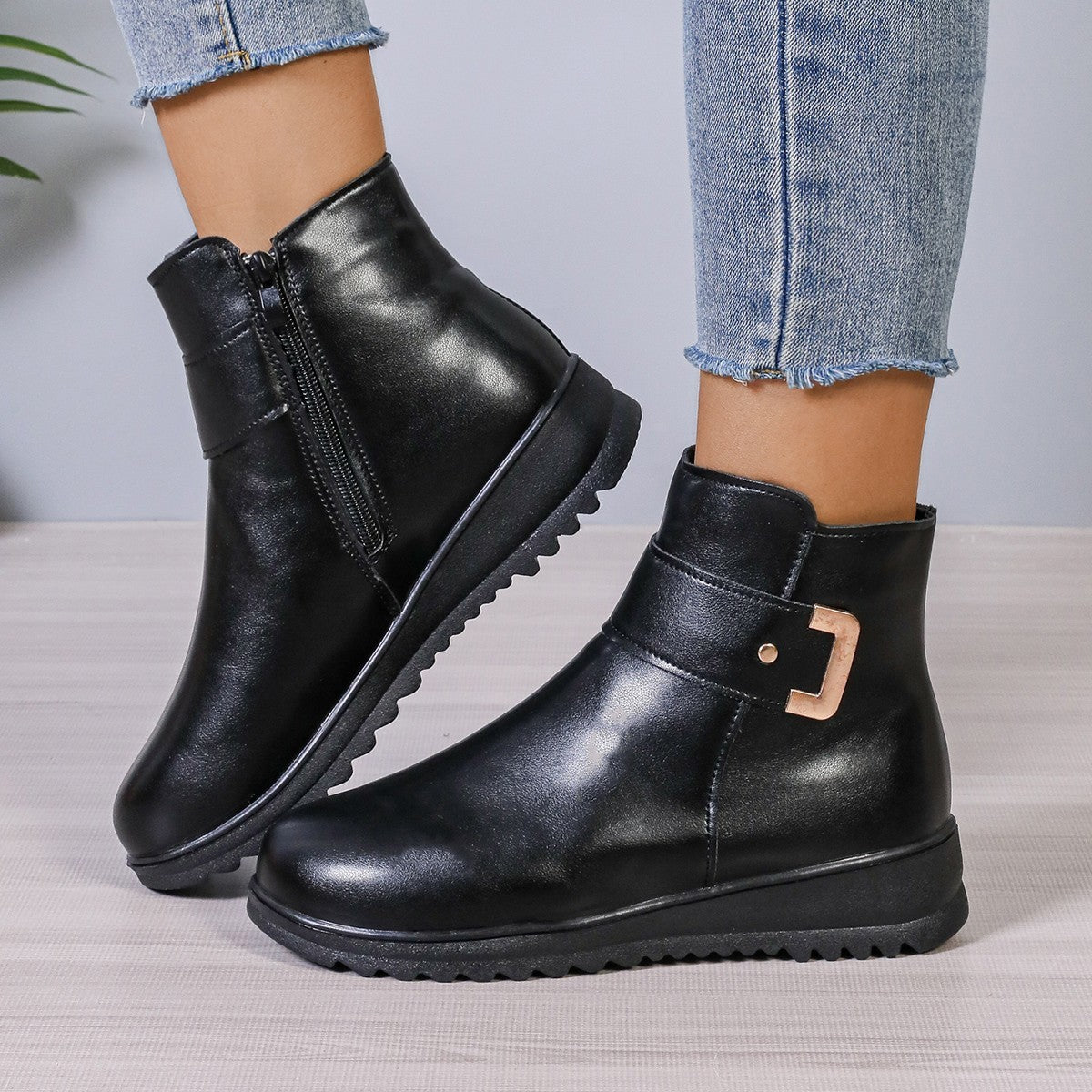 Winter Fleece Boots With Side Zipper Design Fashion Simple Non-slip Ankle Boots For Women Warm Pu Leather Shoes Product information: Features: anti-slip, warm, and others. Use: keep warm Upper material: satin Sole material: upper Toe shape: round head Ins