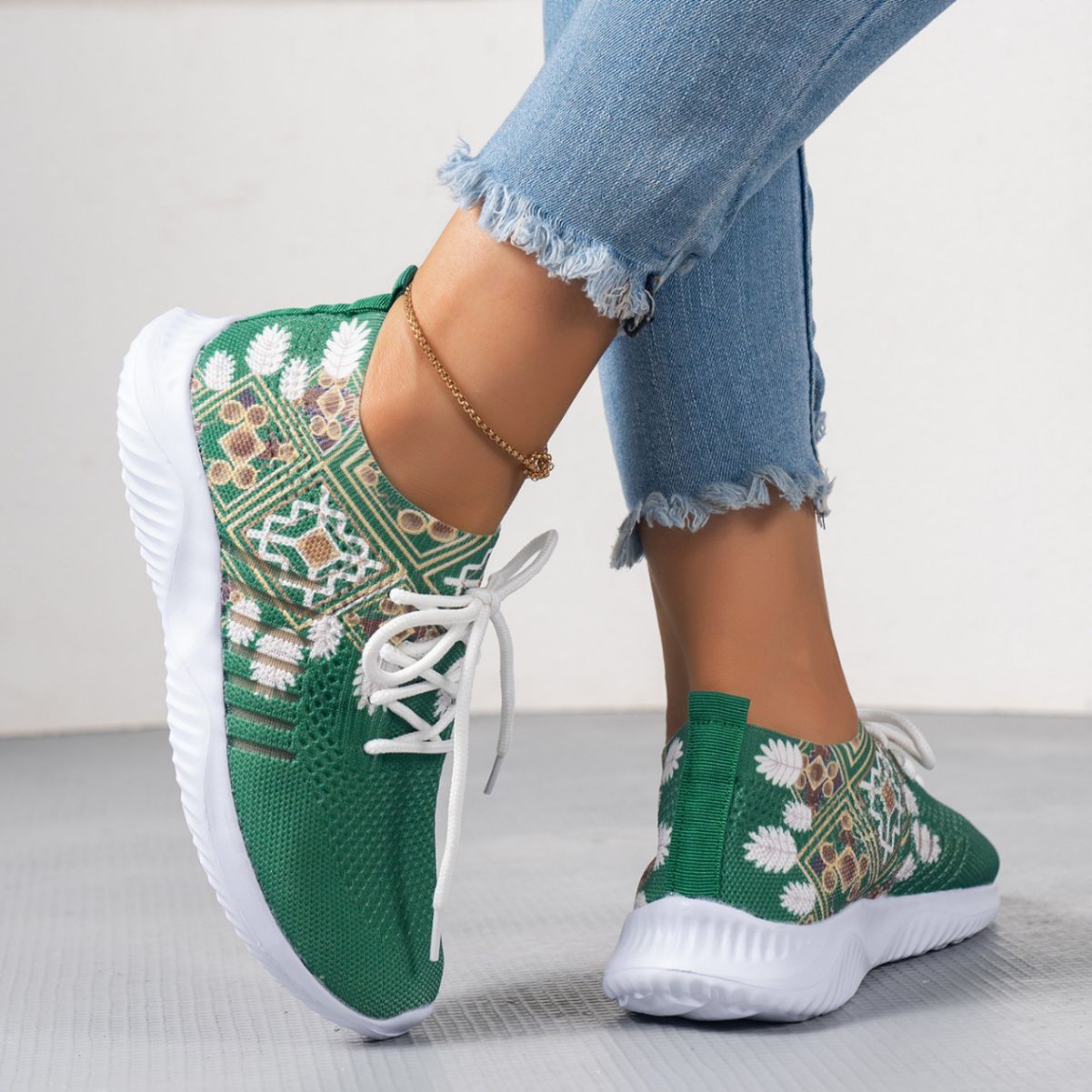 Summer New Flying Woven Stylish Flat Shoes Women Product information: Pattern: color matching Lining material: cloth Color: green Upper height: tall crown Heel height: low heel (1-3CM) Heel shape: flat heel Size: 35, 36, 37, 38, 39, 40, 41, 42, 43 Sole cr