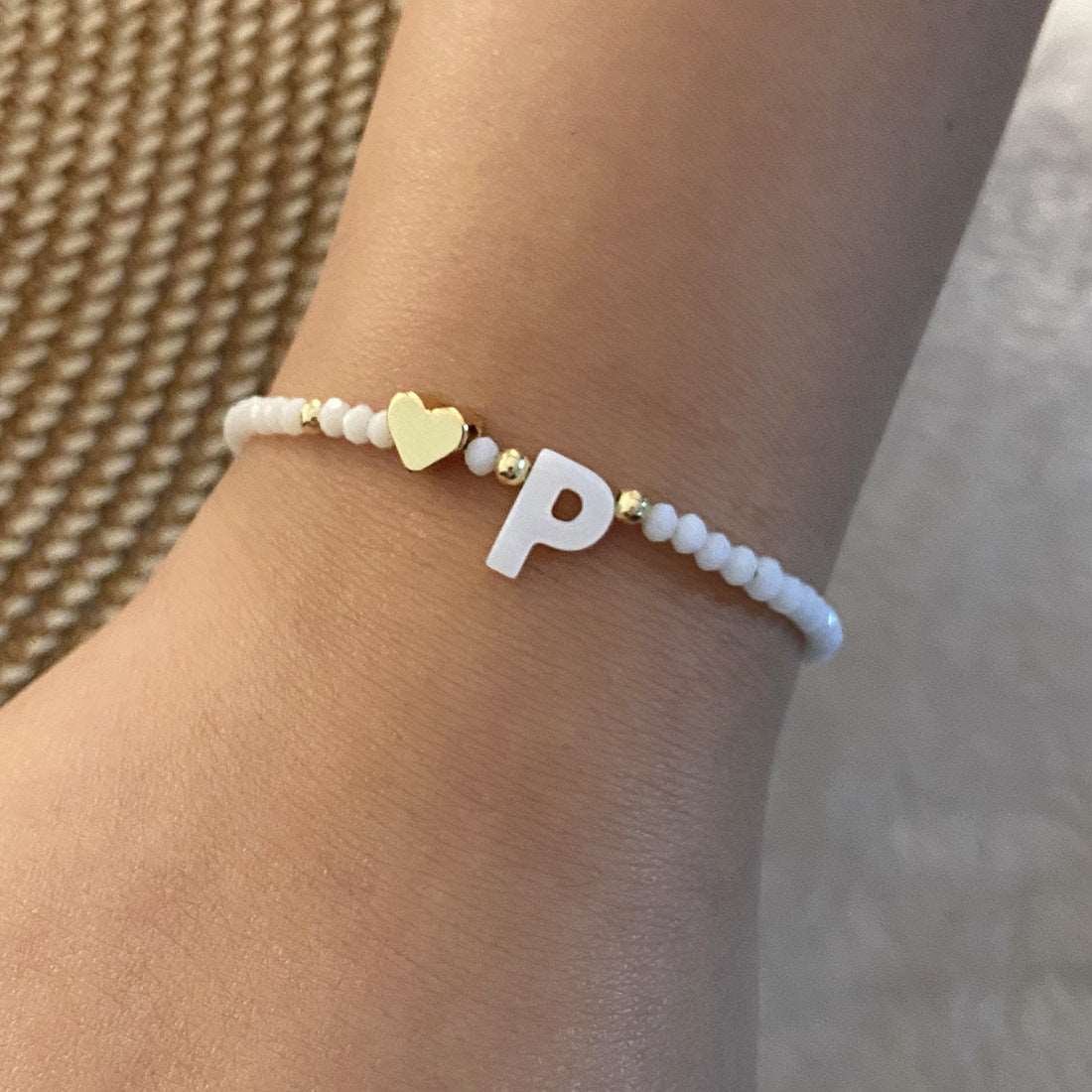 26 Letters White Shell Beaded Bracelet Women Metal Love Design Bracelet Jewelry Product information: Material:Shell Processing: Handmade Style: Women's Packing list: Bracelet*1 Product Image: 26 Letters White Shell Beaded Bracelet Women Metal Love Design