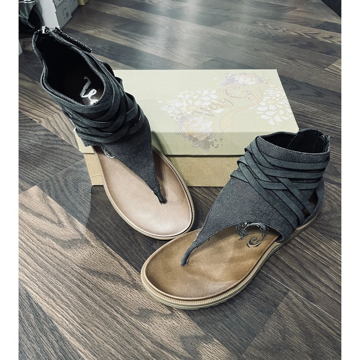 Large Size Sandals Women's Back Zipper Lightweight Flat Strap Cross Toe Product information: Lining material: Cotton Color: black, gray, khaki Upper height: low top Processing Method: patent leather Size: 35, 36, 37, 38, 39, 40, 41, 42, 43 Sole craft: vis
