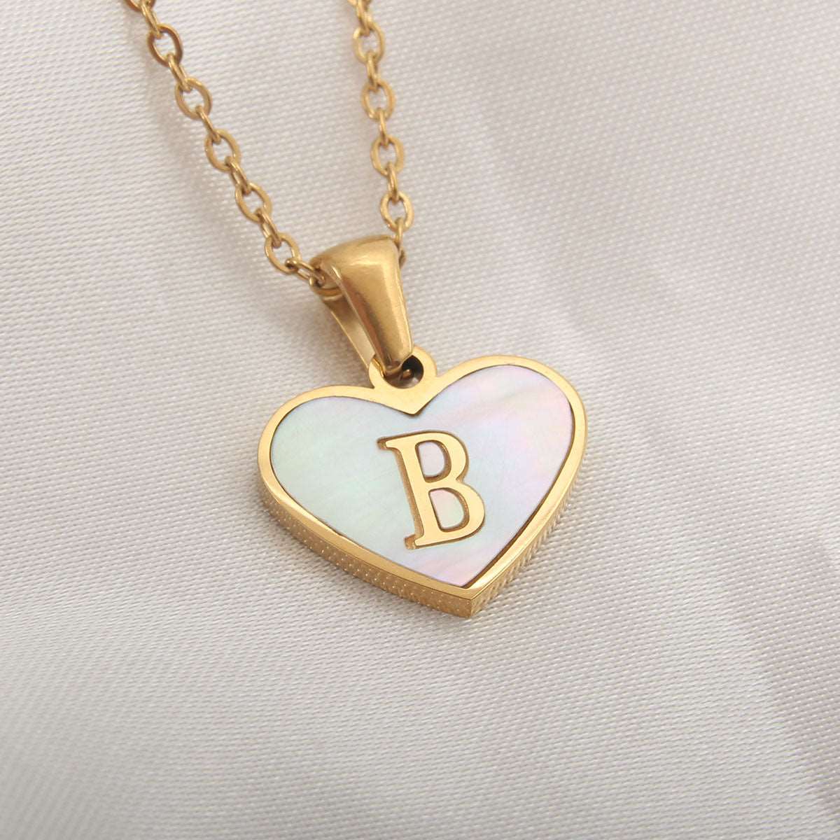 26 Letter Heart-shaped Necklace White Shell Love Clavicle Chain Fashion Personalized Necklace For Women Jewelry Valentine's Day Overview: Unique design, stylish and beautiful. Good material, comfortable wear. A variety of colors, any choice. Product infor