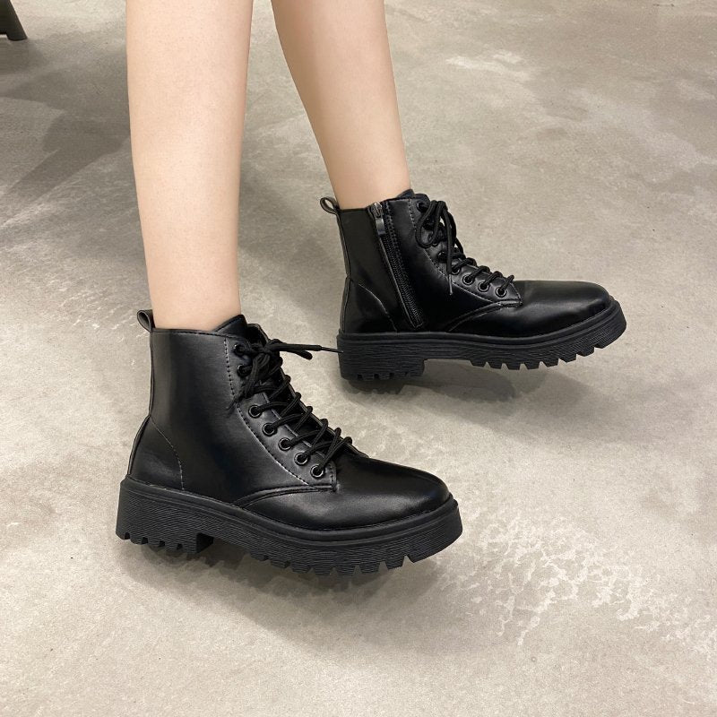 New Black Handsome Boots Women Product information: Pattern: solid color Lining material: imitation leather Color: Black Heel height: flat heel Sock length: low tube Heel shape: chunky heel Size: 35,36,37,38,39,40,41,42,43 Sole material: rubber Popular el