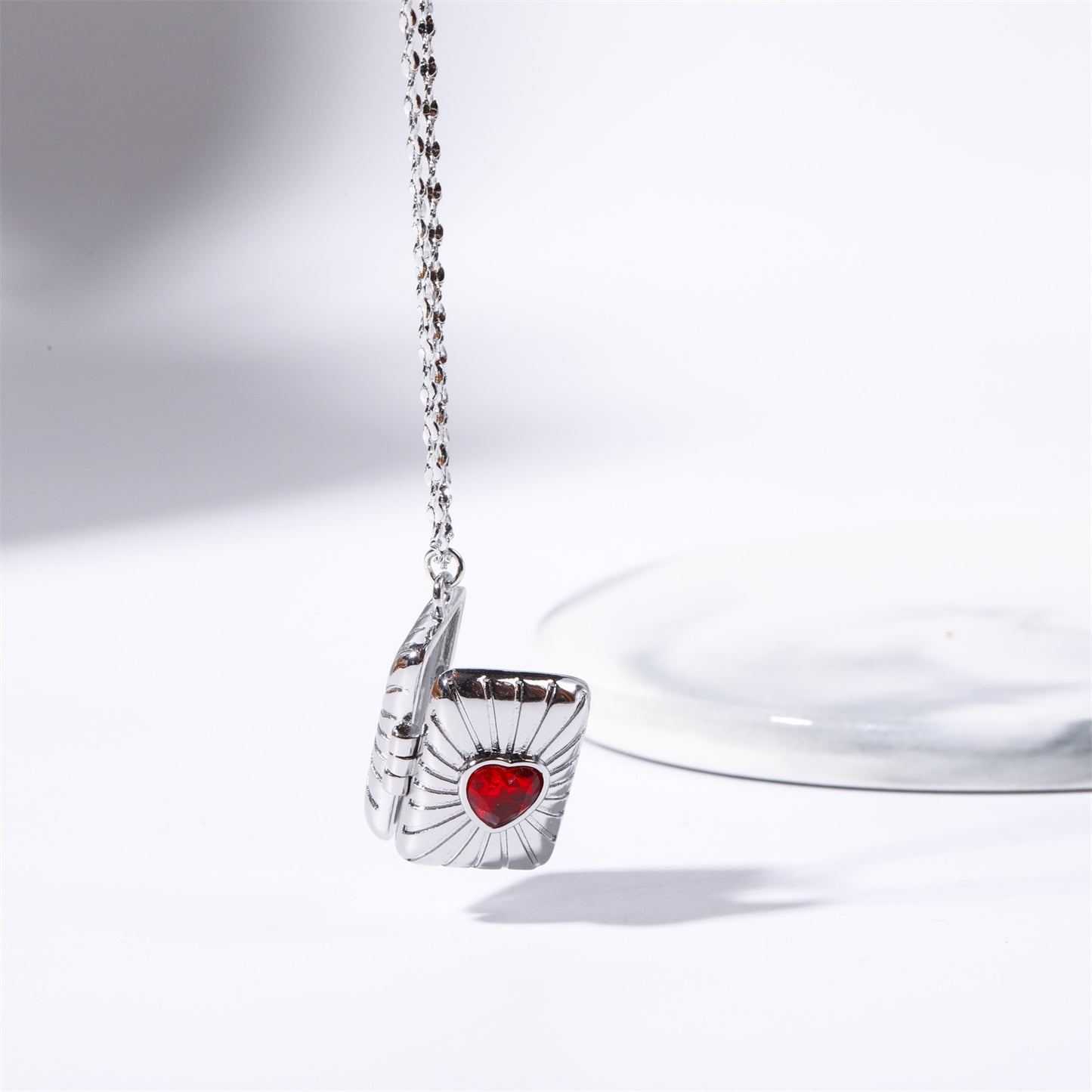 Retro Opening And Closing Love Zircon Album Box Necklace Ins Personalized Necklace Clavicle Chain Jewelry For Women Valentine's Day Product information: Material: Copper + Zirconia Size: 45+5cm Pendant: 14.7*20mm Plating: 14k gold Packing list: Necklace*1