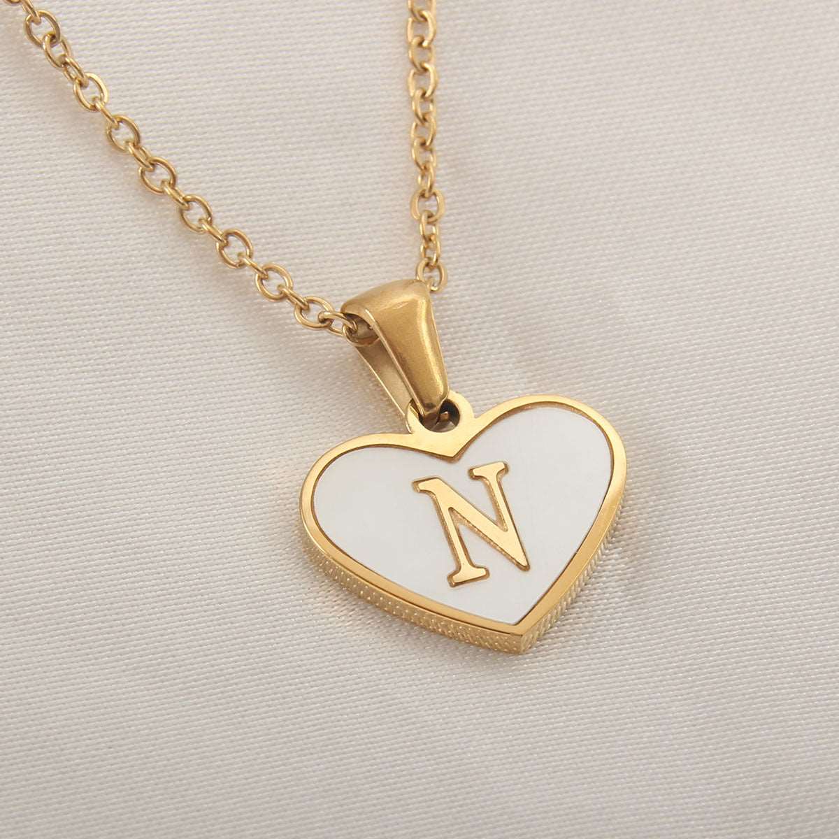 26 Letter Heart-shaped Necklace White Shell Love Clavicle Chain Fashion Personalized Necklace For Women Jewelry Valentine's Day Overview: Unique design, stylish and beautiful. Good material, comfortable wear. A variety of colors, any choice. Product infor
