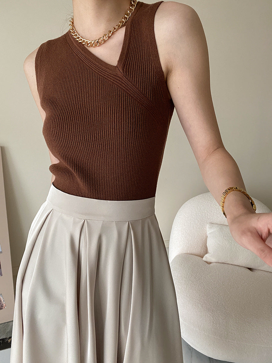 Diagonal Collar Slim Fit Bottoming Sleeveless Knitted Vest For Women Product information: Pattern: solid color Fabric name: viscose Color: white, yellow, black, khaki, red coffee, camel Sleeve type: regular sleeve Main fabric composition: viscose Size: fr