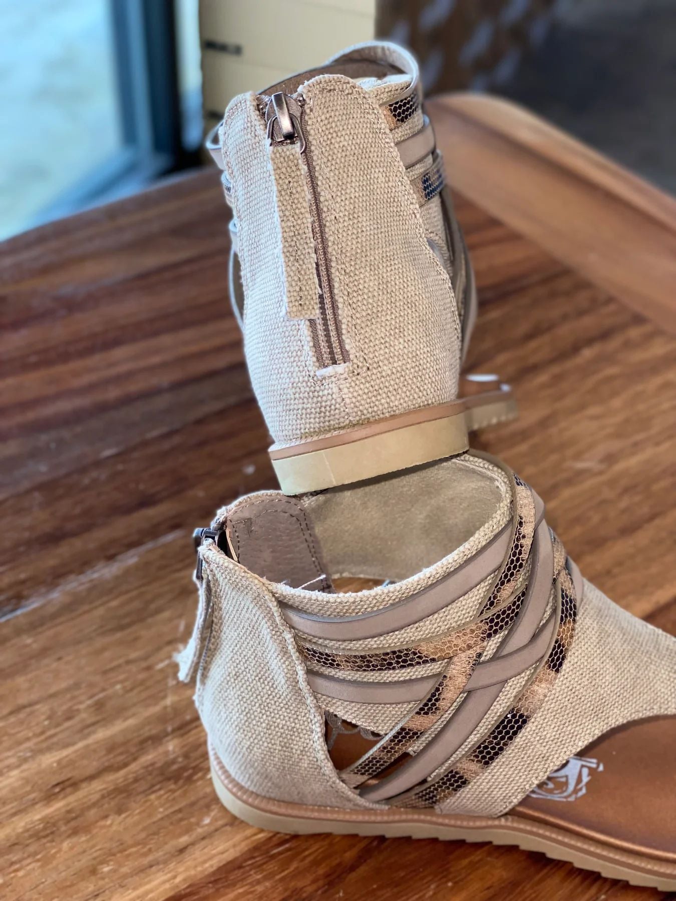 Large Size Sandals Women's Back Zipper Lightweight Flat Strap Cross Toe Product information: Lining material: Cotton Color: black, gray, khaki Upper height: low top Processing Method: patent leather Size: 35, 36, 37, 38, 39, 40, 41, 42, 43 Sole craft: vis